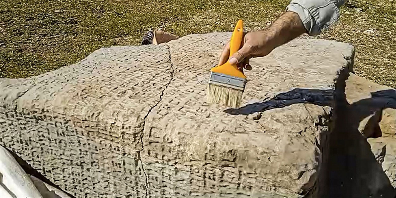 Adıyaman'da bulunan 2100 yıllık taşta 'Kanunlara saygılı olun' mesajı