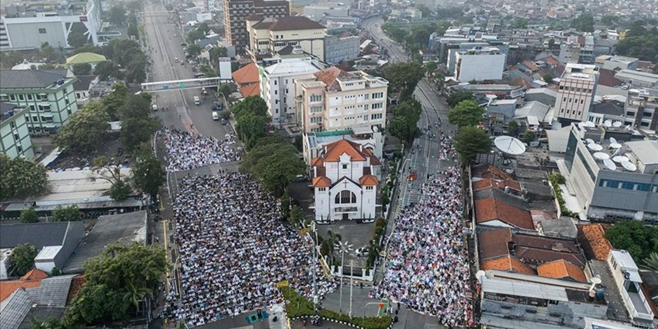Dünyanın en büyük Müslüman ülkesinde bayram namazı