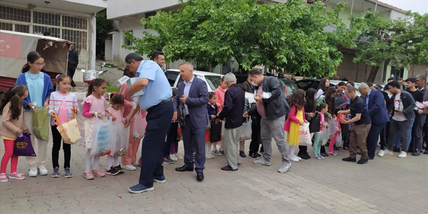 Burdur'da büyüklerin çocuklarla bayramlaşma geleneği