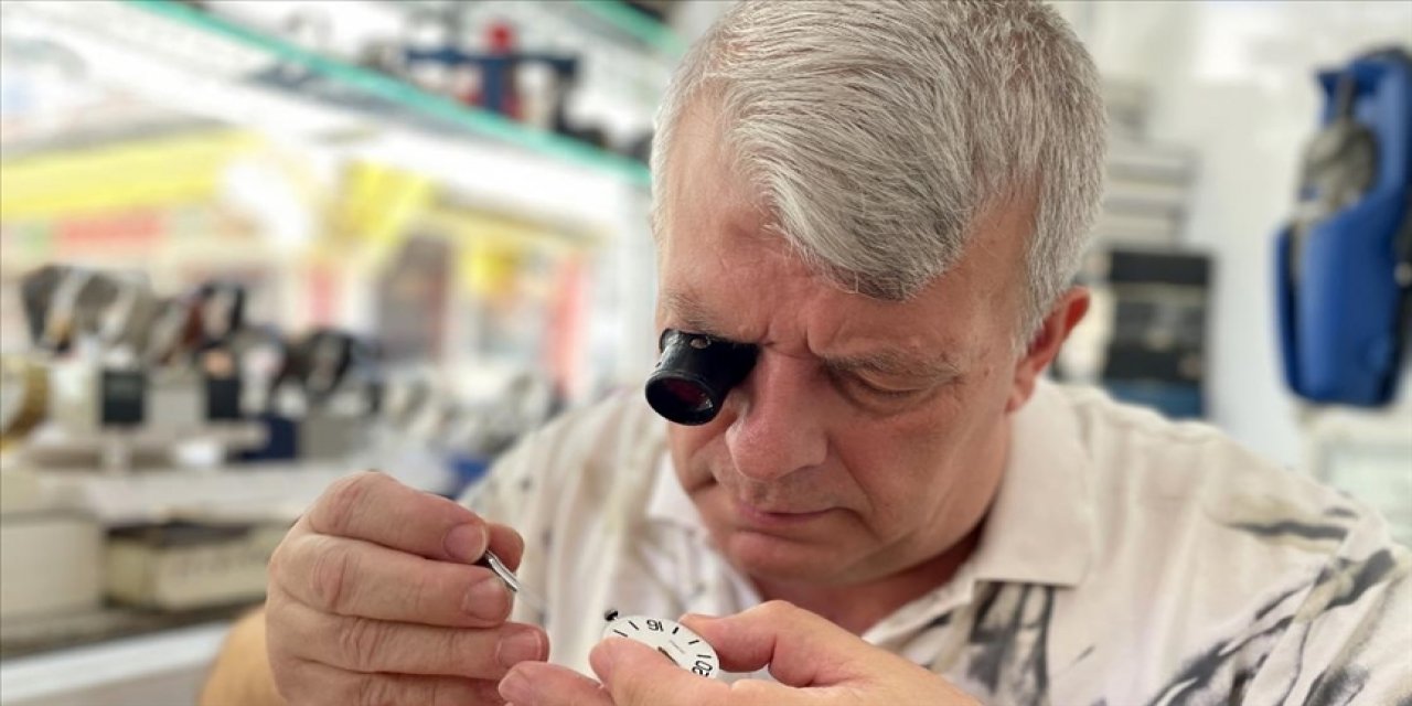 Saat doktoru zanaatını 3 metrekarelik iş yerinde icra ediyor