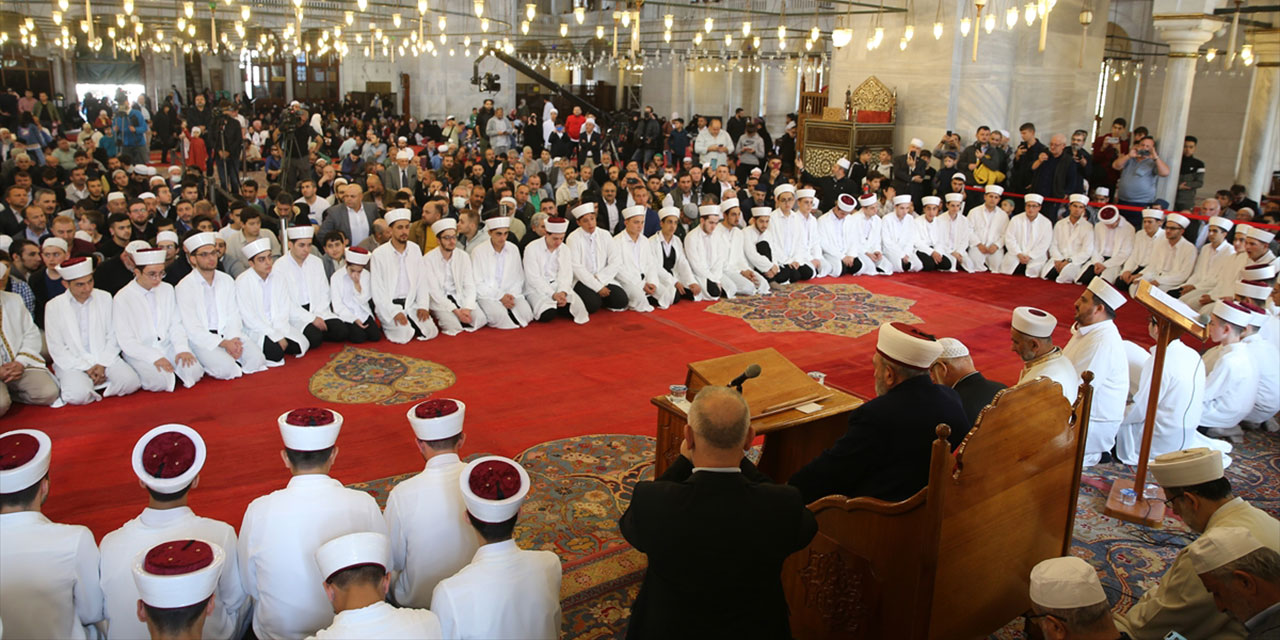 Fatih Camii'nde 82 hafız için icazet merasimi yapıldı