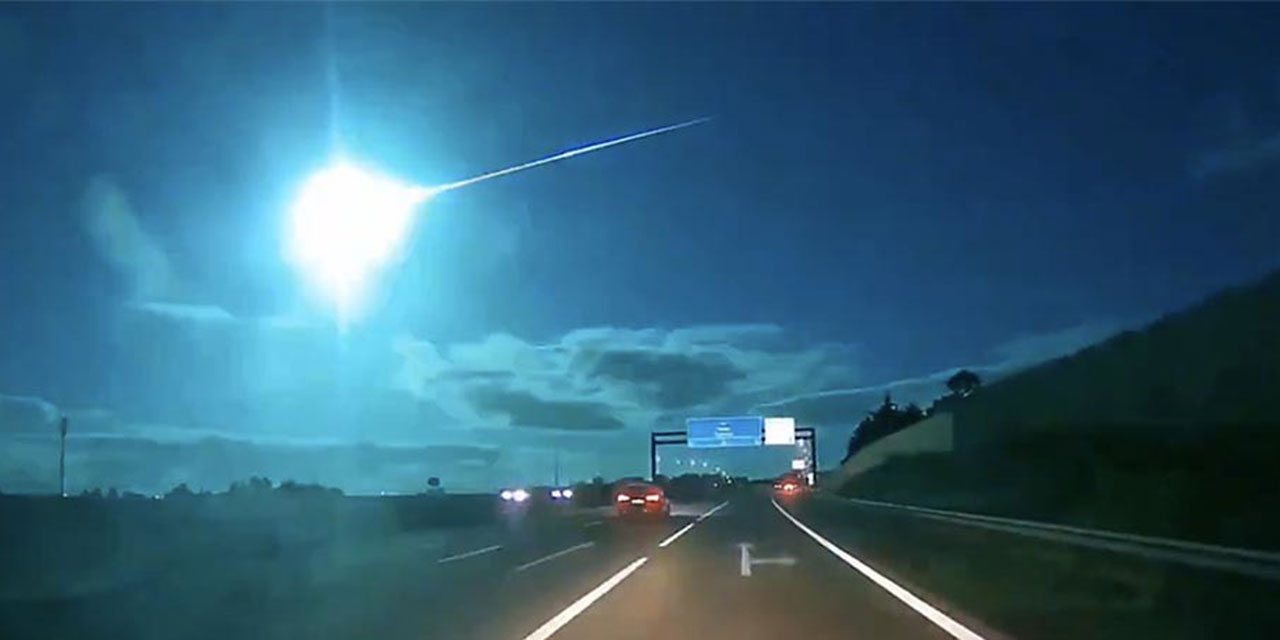 İspanya ve Portekiz’de görülen mavi renkli göktaşı geceyi aydınlattı