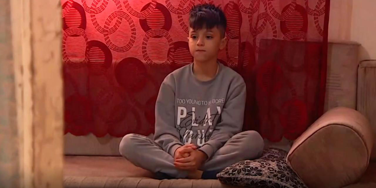 Annesi ve 5 kardeşi depremde vefat eden Ahmet, enkaz başında Kur'an okuyor