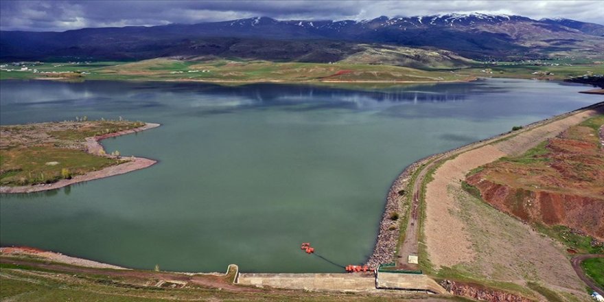 Yağmur ve kar suları büyük bölümü kuruyan Patnos Barajı'na yaradı