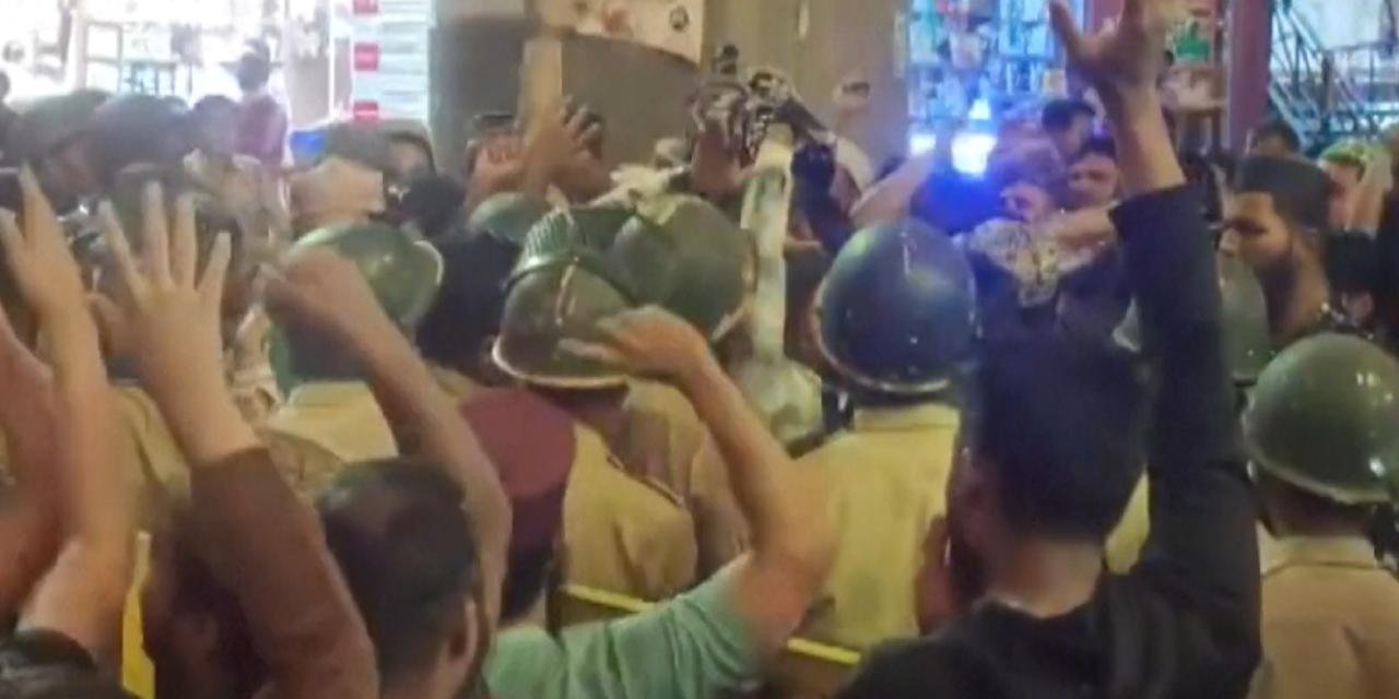 Hindistan'da büyük tahrik: Kur'an yakıldı