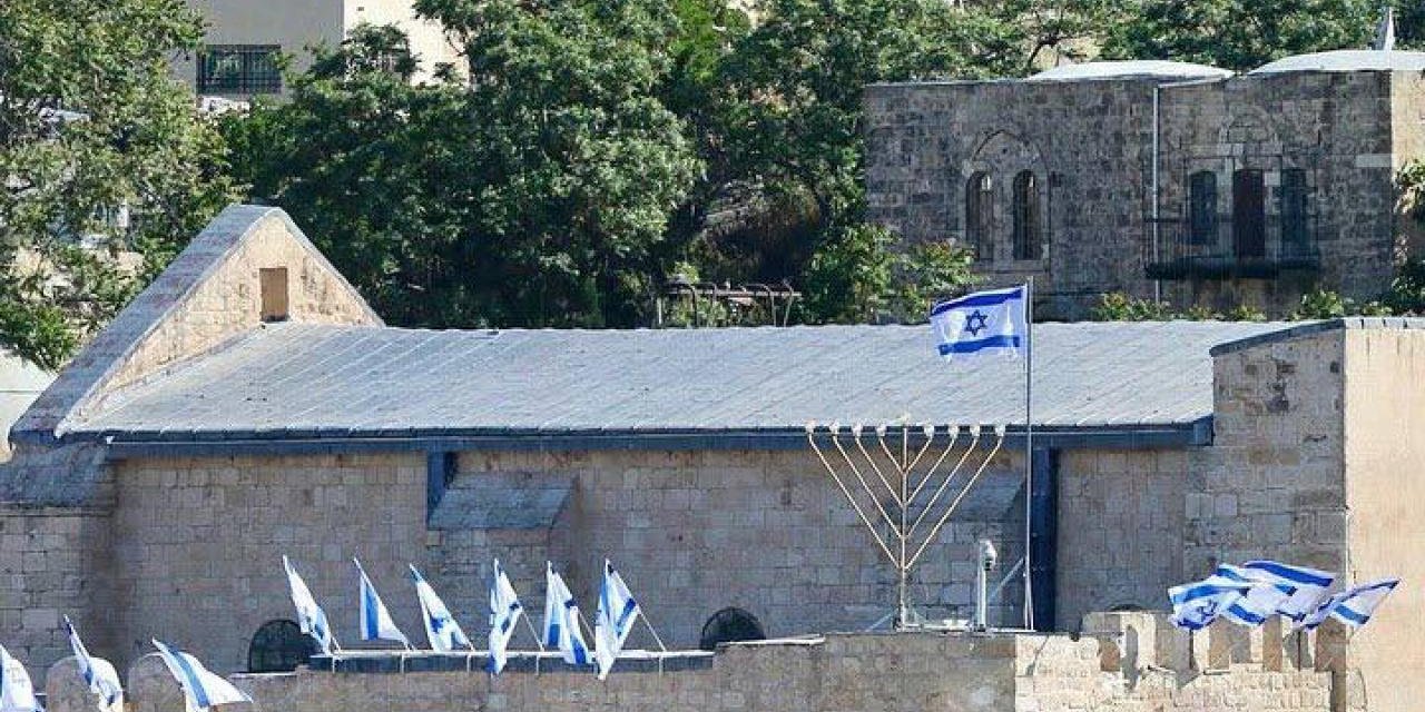 Hırsız israilliler, El Halil'deki İbrahim Camisine paçavralarını astı