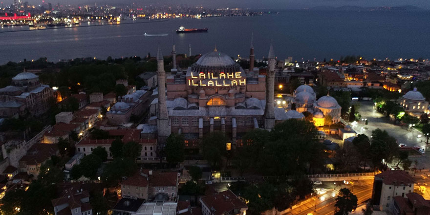 Ayasofya Camii 'La İlahe illallah' yazılı mahya ile taçlandı