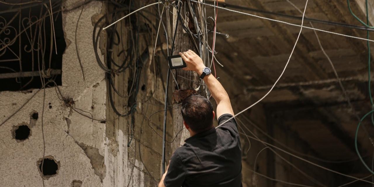 Filistinli gençler, israilin karanlığa gömdüğü Gazze'yi güneş enerjisiyle aydınlatıyor